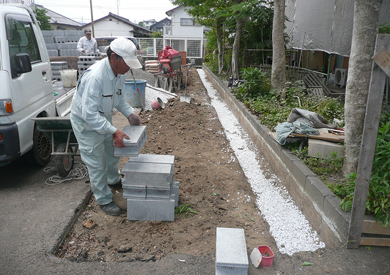 フェンス施工中