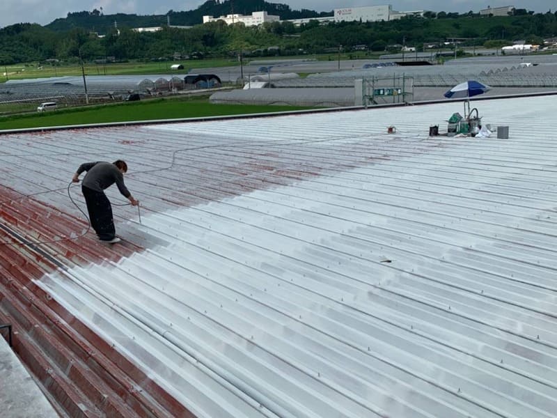 屋根塗装工事施工中